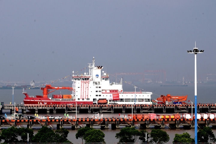 9月27日，“雪龍2”號極地科考破冰船停泊在中國極地考察國內基地碼頭。當日，由自然資源部組織的中國第13次北冰洋科學考察隊乘“雪龍2”號極地科考破冰船返回上海，標志著中國第13次北冰洋科學考察任務圓滿完成。新華社記者 張建松 攝