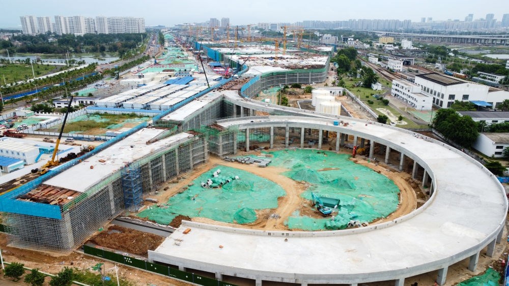 9月9日拍攝的?？谛潞８酆湍细邸岸€口岸”（貨運）集中查驗場所建設項目（無人機照片）。該項目是海南自貿(mào)港封關運作重點項目。新華社記者 楊冠宇 攝