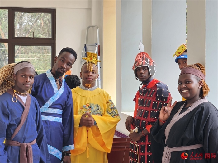 28日，肯尼亞內(nèi)羅畢大學(xué)孔子學(xué)院舉行“詩(shī)劇頌中秋，中肯共月明”中秋慶典，情景劇《嫦娥奔月》部分演員合影。人民網(wǎng)記者 黃煒鑫攝