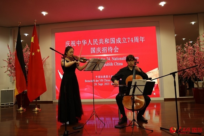 青年音樂家為來賓們現(xiàn)場(chǎng)演奏《我和我的祖國(guó)》。人民網(wǎng)記者 劉仲華攝