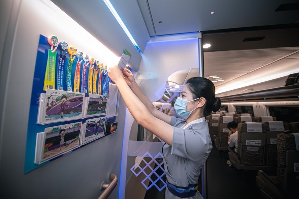 2023年9月16日，復(fù)興號亞運智能動車組列車正式載客運營。新華社記者 江漢 攝