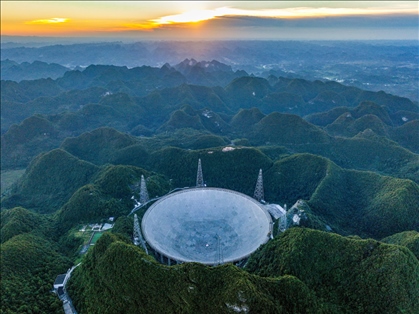 “中國天眼”全景（維護保養(yǎng)期間拍攝）。新華社記者 歐東衢 攝