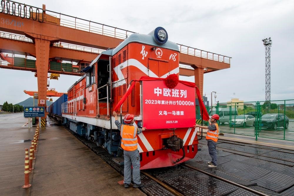 △2023年7月29日，滿(mǎn)載110個(gè)標(biāo)箱出口貨物的X8020次中歐班列從浙江義烏西站準(zhǔn)備啟程。