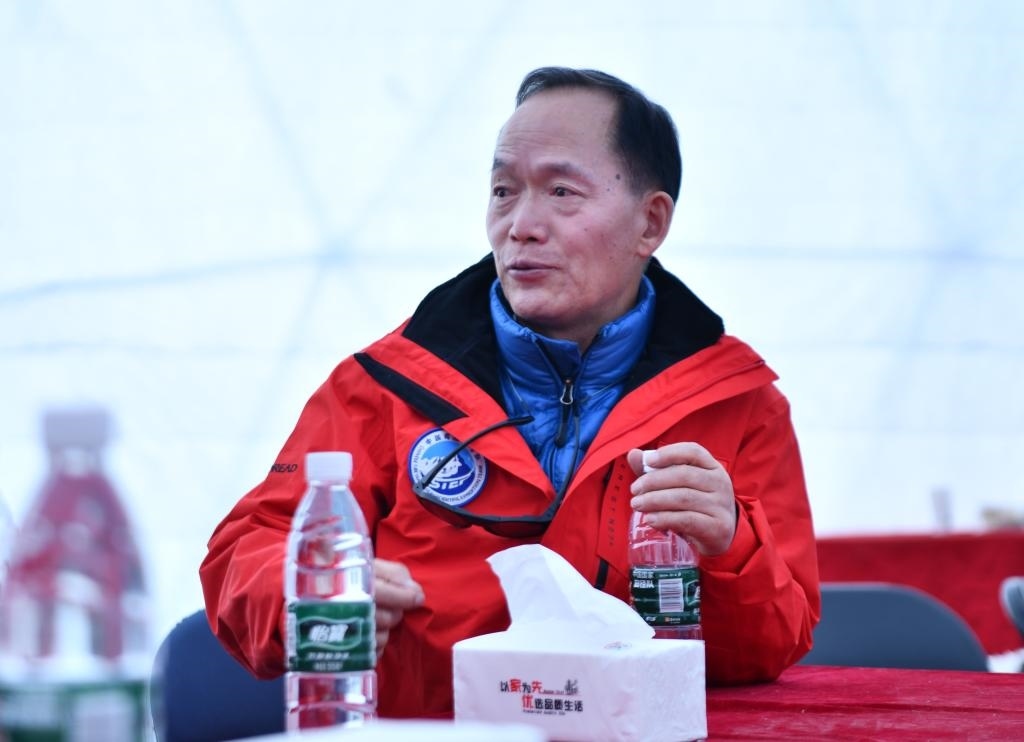 中國(guó)科學(xué)院院士、第二次青藏科考隊(duì)隊(duì)長(zhǎng)姚檀棟在卓奧友峰登山大本營(yíng)（9月29日攝）。新華社記者晉美多吉 攝