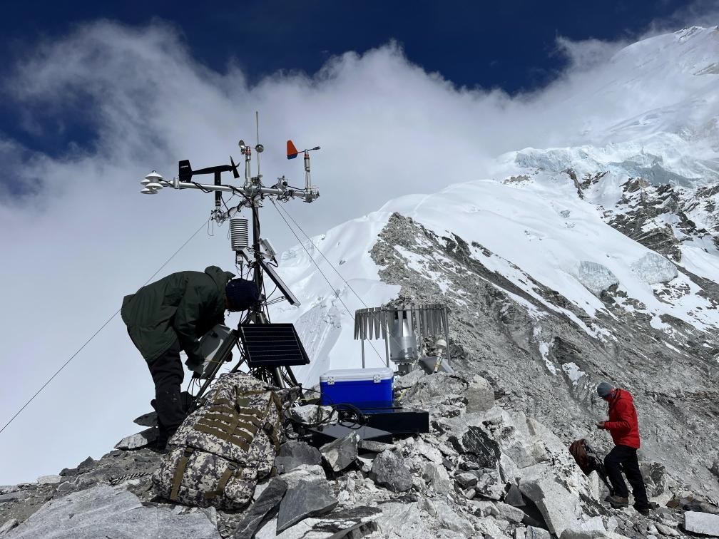 科考隊(duì)員在海拔6450米架設(shè)自動(dòng)氣象站（9月25日攝）。（圖片由第二次青藏科考隊(duì)科考隊(duì)員提供）