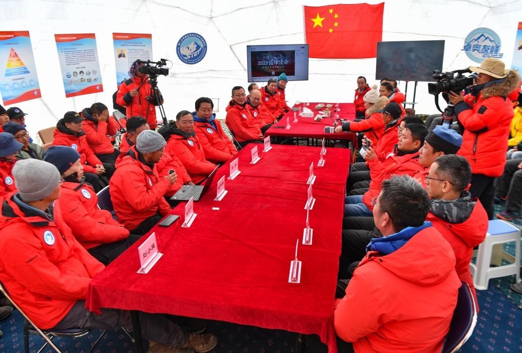 海拔4950米的卓奧友峰科考大本營(yíng)，科考隊(duì)員趙華標(biāo)（手拿麥克風(fēng)看電腦者）在宣讀剛剛接收到的頂峰氣象觀測(cè)數(shù)據(jù)，這標(biāo)志著峰頂自動(dòng)氣象站架設(shè)成功，成功傳回觀測(cè)數(shù)據(jù)（10月1日攝）。新華社記者晉美多吉 攝