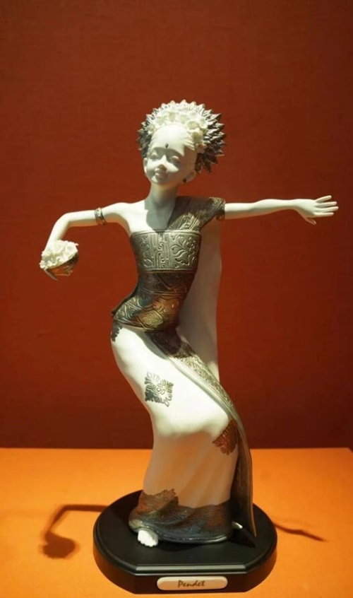 2013年10月，時任印度尼西亞總統(tǒng)蘇西洛贈送習(xí)近平主席的鑲錫瓷塑舞者。