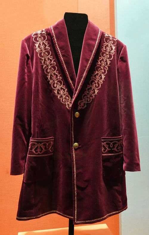 2013年9月，時任哈薩克斯坦總統(tǒng)納扎爾巴耶夫贈送習(xí)近平主席的哈薩克斯坦民族服裝。