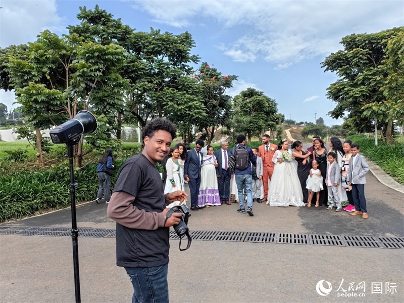 一對新人和親友在亞的斯亞貝巴友誼廣場合影。人民網(wǎng)記者 陳星星攝