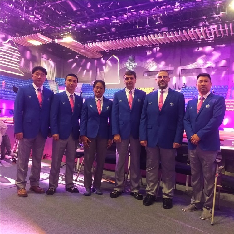 詹多斯·基亞諾夫與各國(guó)裁判員合影（左二）。 受訪者供圖