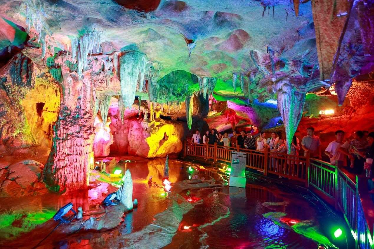 國慶假期期間，江西萬年神農(nóng)宮景區(qū)游人如織。受訪者供圖