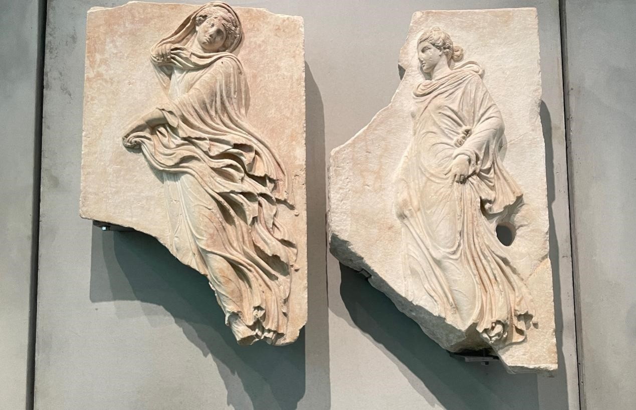 出自酒神劇場(chǎng)的浮雕，刻畫(huà)了舞者的形象。人民網(wǎng)記者 郭冠華攝