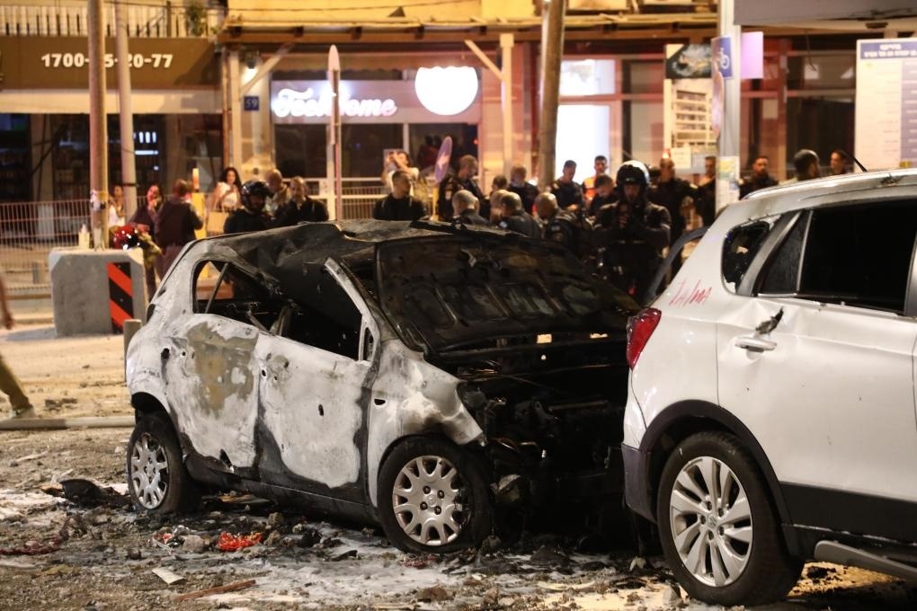 這是10月7日在以色列特拉維夫拍攝的遭火箭彈破壞的車輛。新華社發(fā)