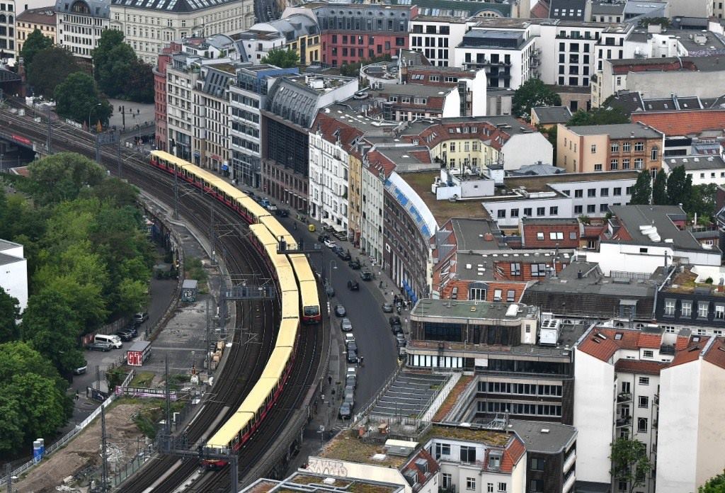 5月23日，列車在德國柏林市區(qū)行駛。新華社記者任鵬飛攝