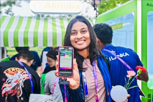 亞運(yùn)村運(yùn)動(dòng)員正在展示個(gè)人的低碳賬戶。 受訪者供圖