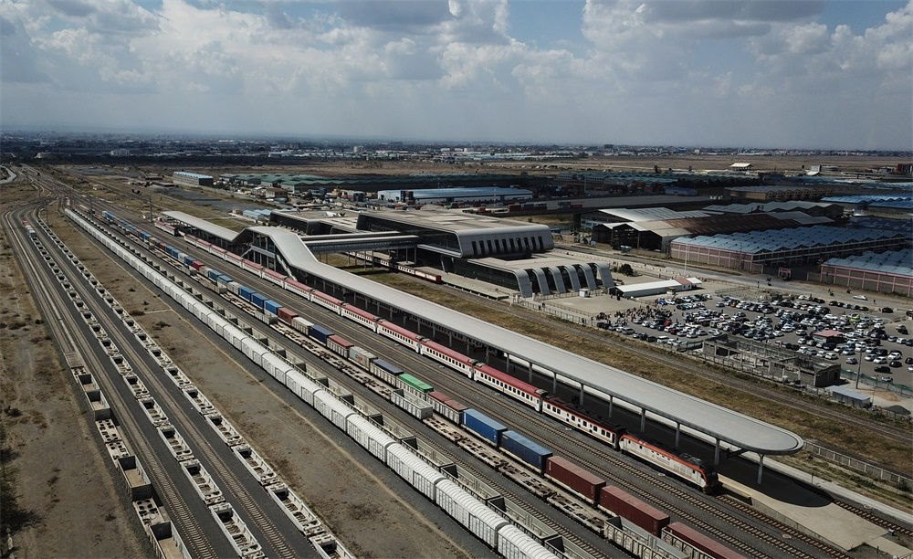 這是在肯尼亞首都內(nèi)羅畢拍攝的蒙內(nèi)鐵路內(nèi)羅畢站（9月20日攝，無(wú)人機(jī)照片）。新華社記者 韓旭 攝