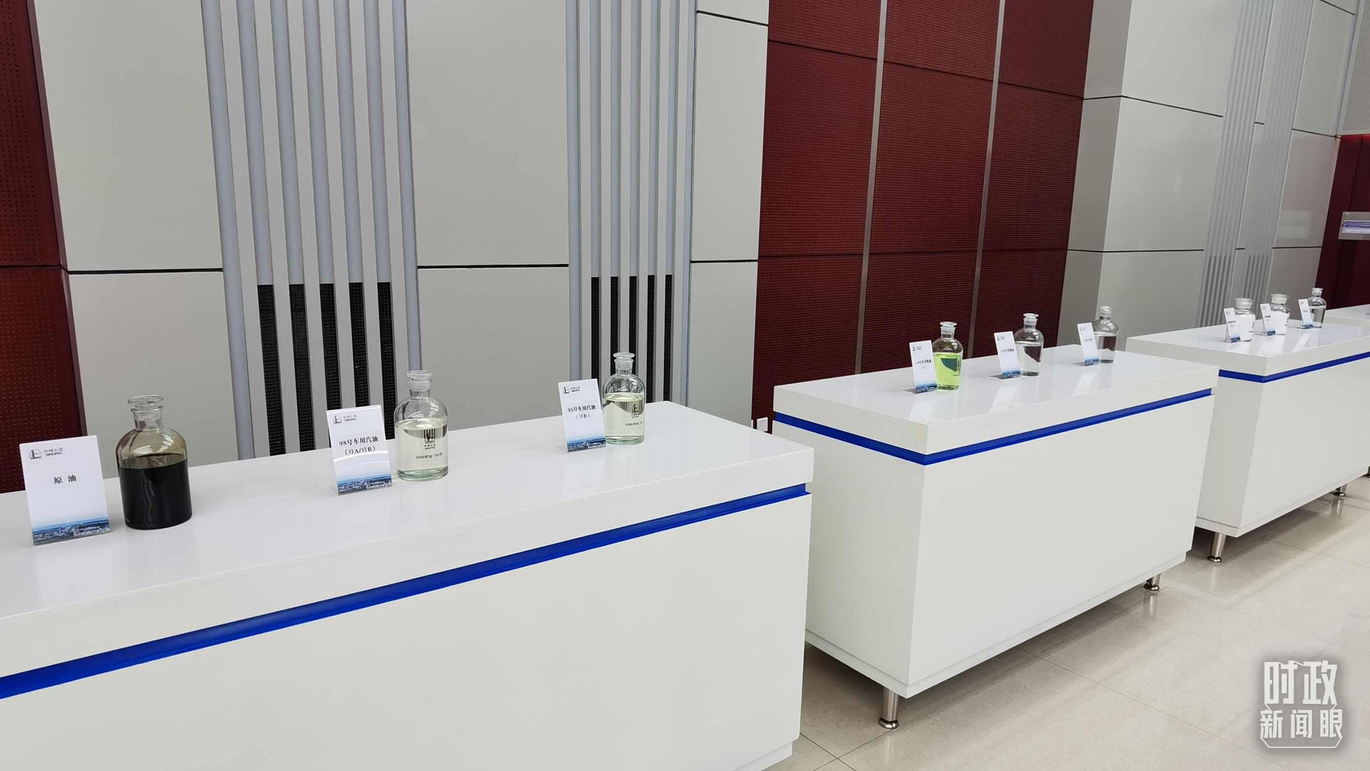 △中國石化九江分公司生產(chǎn)的產(chǎn)品展示。（總臺(tái)央視記者郭鴻拍攝）