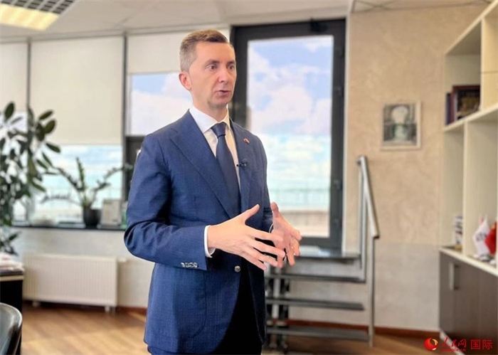 中白工業(yè)園開(kāi)發(fā)公司第一副總經(jīng)理基里爾·卡羅杰耶夫接受人民網(wǎng)記者采訪(fǎng)。人民網(wǎng)記者 朱虹攝