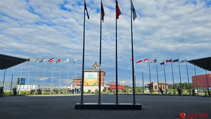 中白工業(yè)園內(nèi)，多國(guó)國(guó)旗飄揚(yáng)。園區(qū)已有來(lái)自16個(gè)國(guó)家和地區(qū)的企業(yè)入駐。人民網(wǎng)記者 朱虹攝