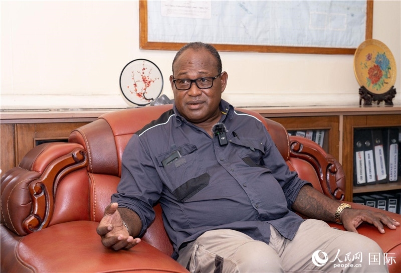 2023年9月13日，所羅門群島副總理兼基礎(chǔ)設(shè)施和發(fā)展部長(zhǎng)梅納西·梅蘭加在首都霍尼亞拉接受人民網(wǎng)記者專訪。人民網(wǎng) 賀吉攝