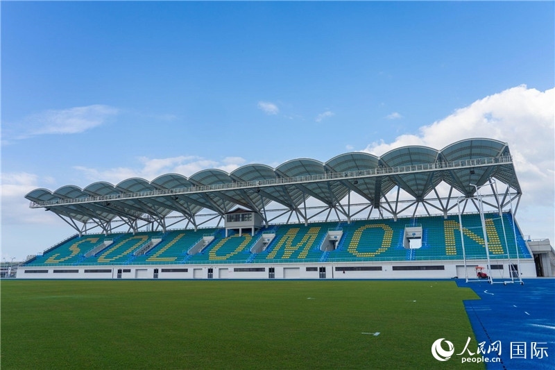 2023年9月12日，位于所羅門群島首都霍尼亞拉的由中土公司承建的中國(guó)援所羅門群島2023年太平洋運(yùn)動(dòng)會(huì)體育場(chǎng)館。人民網(wǎng) 賀吉攝