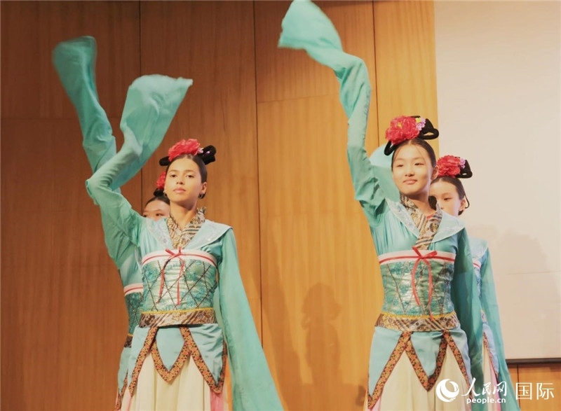 兩國文化志愿者共同表演中國傳統(tǒng)舞蹈。人民網記者 陳海琪攝