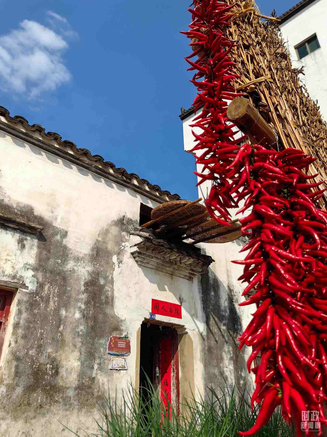 △石門(mén)村農(nóng)家晾曬的辣椒。（總臺(tái)央視記者段德文拍攝）