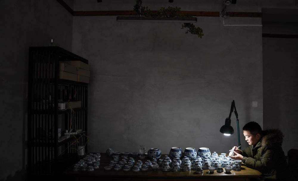 ↑ 2020年12月23日，手工陶瓷制作者在工作室檢測(cè)成品。