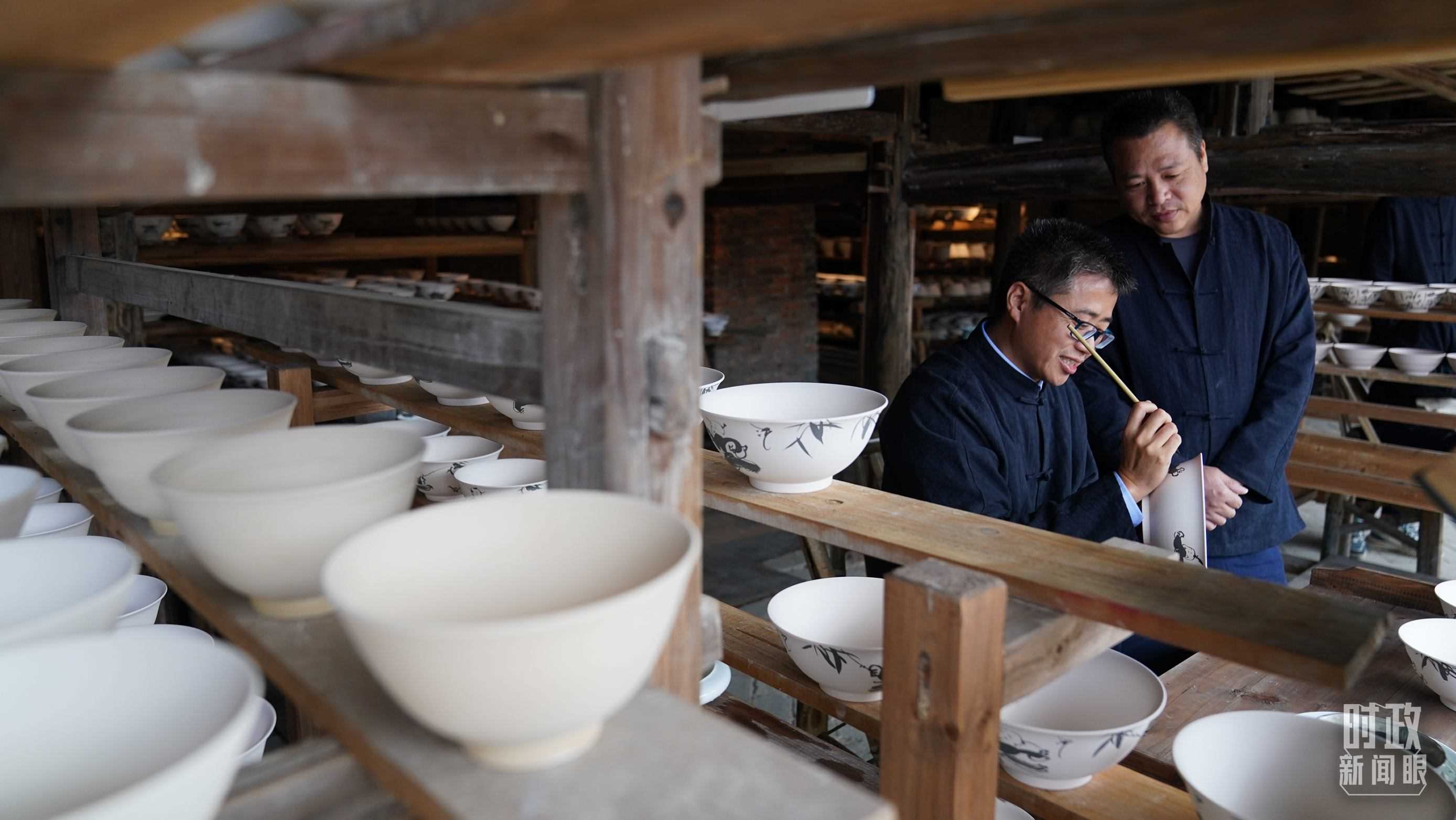 △非遺傳承人正在繪制瓷器。（總臺(tái)國(guó)廣記者李晉拍攝）