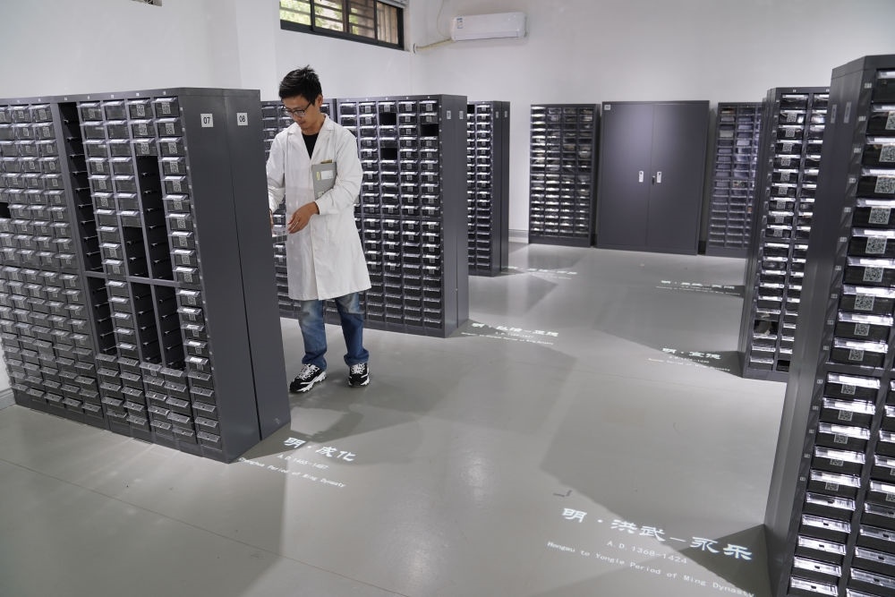 ↑工作人員在古陶瓷基因庫(kù)里工作（2023年5月16日攝）。