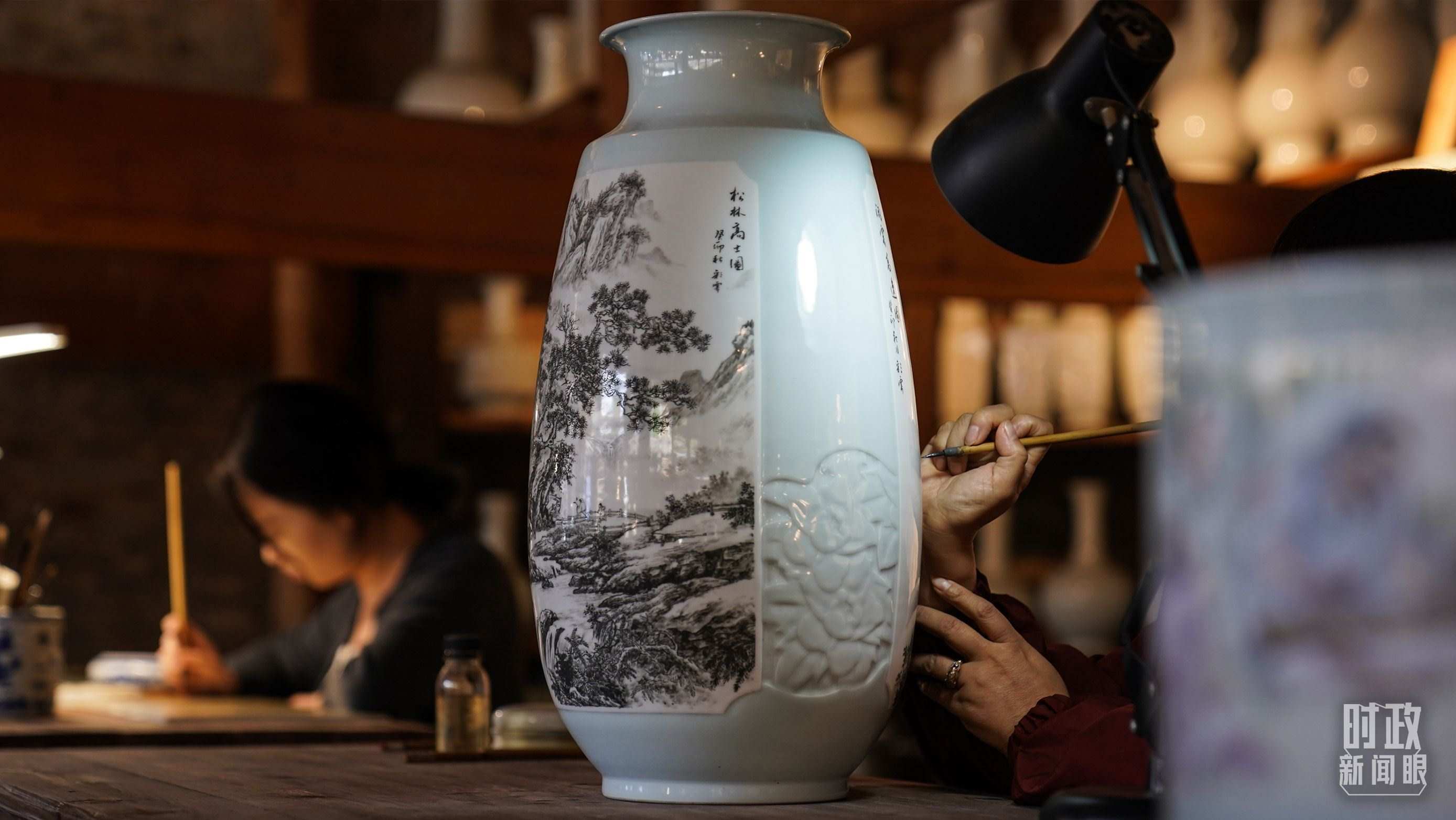 △陶瓷畫(huà)師正在繪制瓷器。（總臺(tái)國(guó)廣記者李晉拍攝）