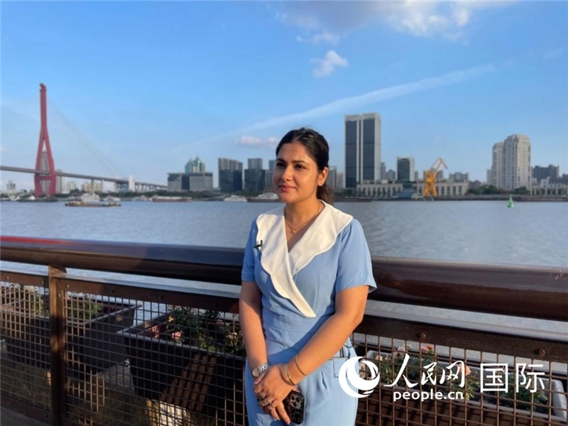 孟加拉國Channel24電視頻道主持人伊斯拉特·阿敏在上海市楊浦濱江接受采訪。 人民網(wǎng)記者 張榮攝