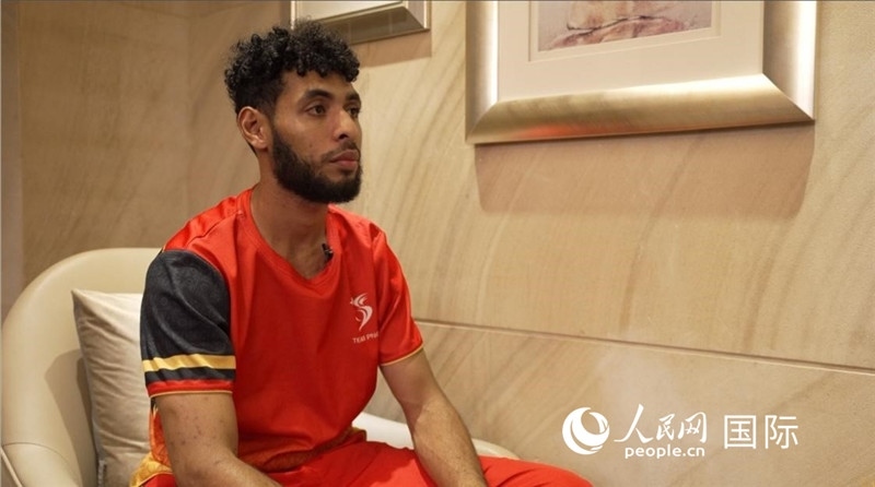 巴布亞新幾內(nèi)亞乒乓球國家隊隊員杰弗瑞·羅伊接受采訪。 人民網(wǎng) 彭昱凱攝