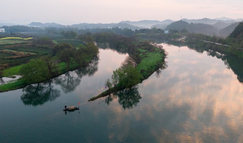 2021年3月15日拍攝的婺源月亮灣旅游公園，石門自然村坐落于此。新華社記者 胡晨歡 攝