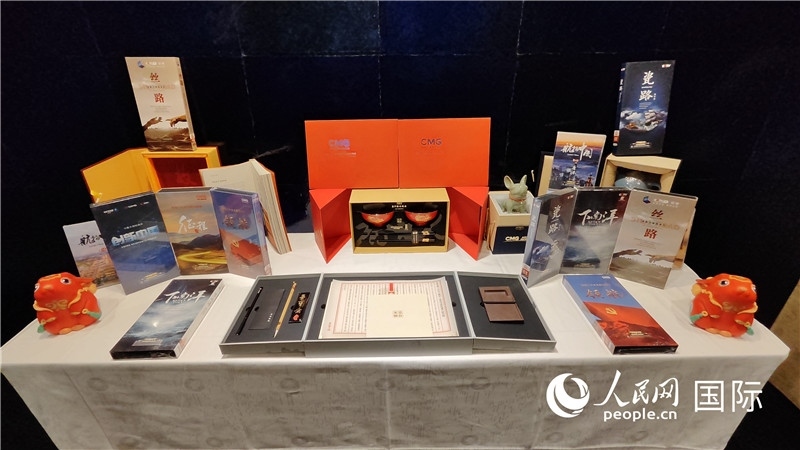 中央廣播電視總臺(tái)精品節(jié)目及文創(chuàng)產(chǎn)品展臺(tái)。人民網(wǎng) 蔣曉辰攝