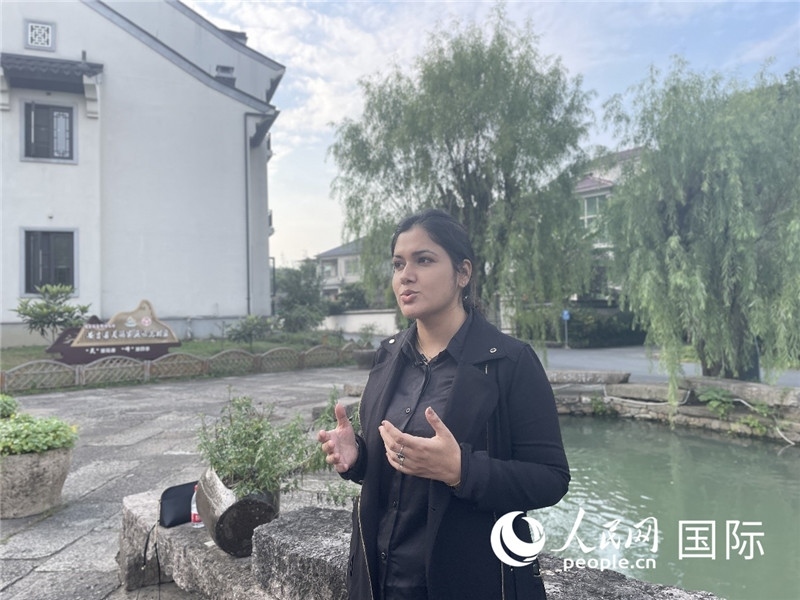 孟加拉國Channel 24電視頻道主持人伊斯拉特·阿敏在安吉接受記者采訪。人民網(wǎng)記者 張榮攝