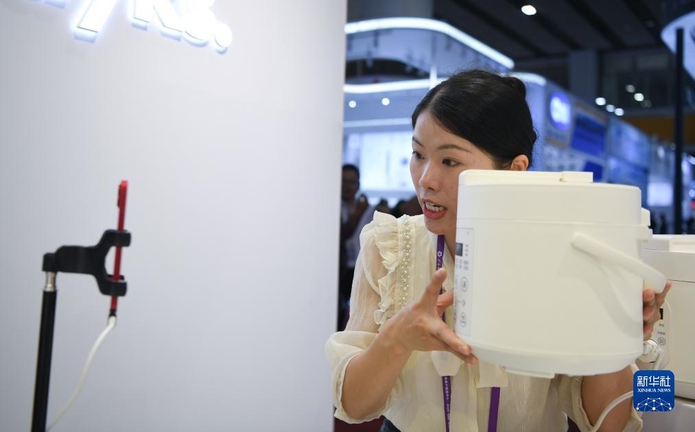 10月15日，參展的工作人員在展臺直播介紹家電產(chǎn)品。新華社記者 鄧華 攝