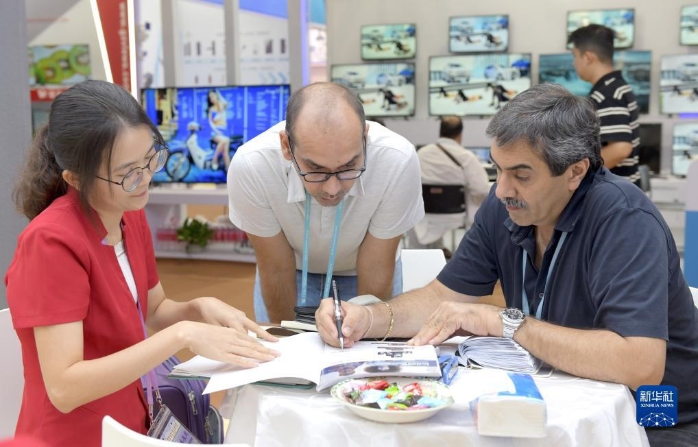 10月15日，客商在廣交會上洽談業(yè)務(wù)。新華社記者 盧漢欣 攝