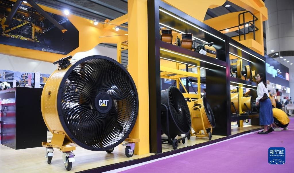 10月15日，參觀者在了解一家美國參展商的產(chǎn)品。新華社記者 鄧華 攝