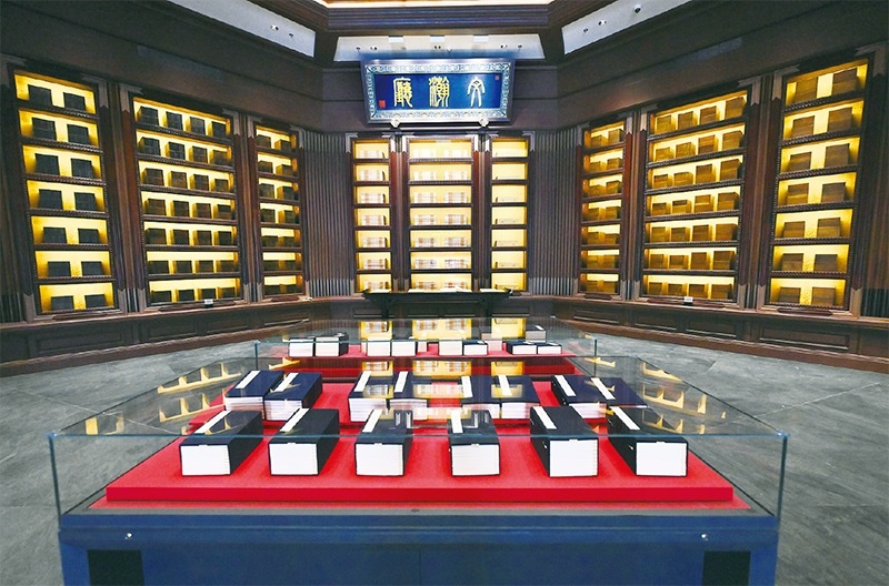 建設(shè)中國(guó)國(guó)家版本館，是以習(xí)近平同志為核心的黨中央作出的重大決策，是文明大國(guó)建設(shè)的基礎(chǔ)工程，是功在當(dāng)代、利在千秋的標(biāo)志性文化工程，充分體現(xiàn)了我們黨傳承發(fā)展中華文化的高度自覺(jué)、汲取歷史智慧更好走向未來(lái)的歷史主動(dòng)。圖為2023年5月拍攝的中國(guó)國(guó)家版本館中央總館文瀚廳。 新華社發(fā)