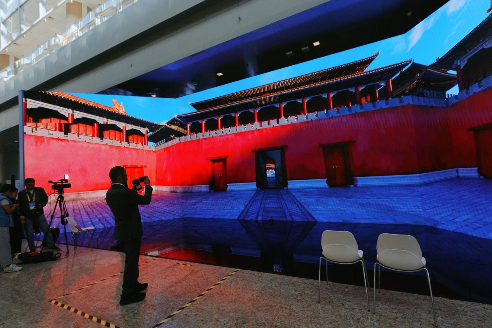 位于新聞中心的科技文化互動(dòng)展示區(qū)。人民網(wǎng)記者 許維娜攝