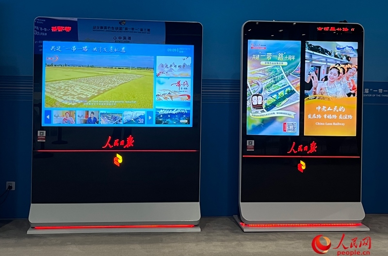 位于新聞中心的人民日?qǐng)?bào)電子閱報(bào)欄。人民網(wǎng)記者 杜燕飛攝