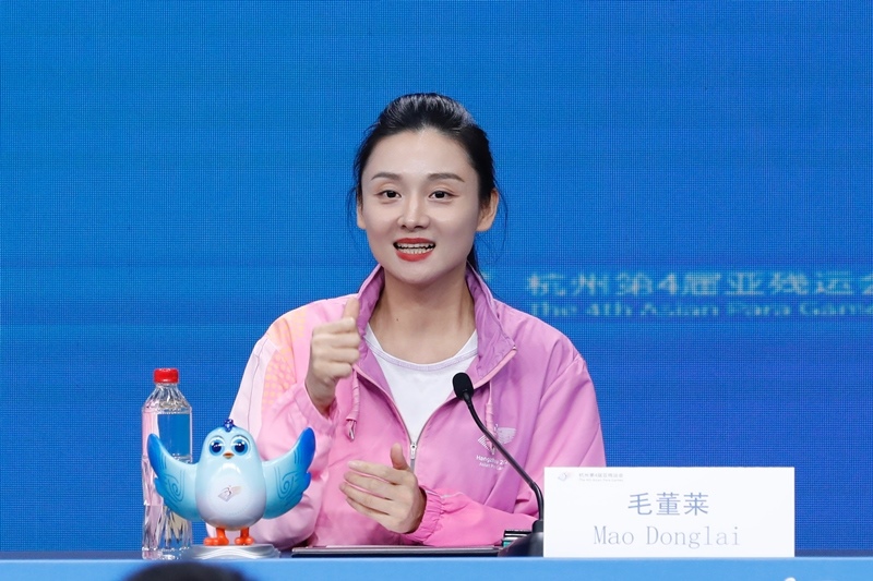 杭州市殘疾人綜合服務(wù)中心干事毛董萊介紹成為亞殘運會火炬手的經(jīng)歷。杭州亞殘組委供圖