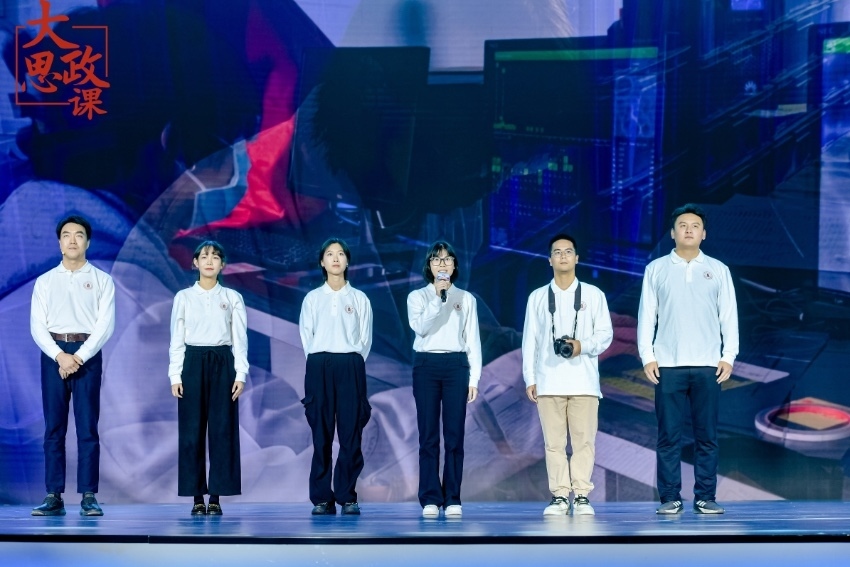 四川大學(xué)三星堆遺址考古隊(duì)隊(duì)長、考古文博學(xué)院教授黎海超和四川大學(xué)三星堆遺址考古隊(duì)隊(duì)員們