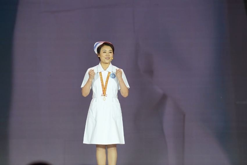 第49屆南丁格爾獎(jiǎng)獲得者、四川大學(xué)華西醫(yī)院護(hù)理部主任蔣艷