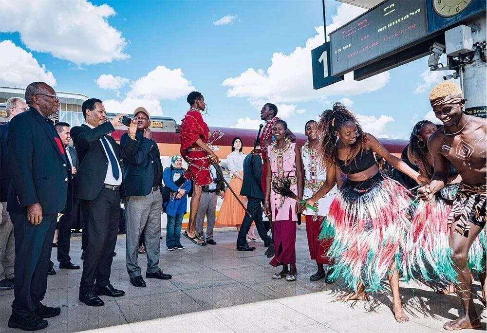 △2023年10月6日，多國(guó)駐肯使節(jié)在肯尼亞內(nèi)羅畢的蒙內(nèi)鐵路內(nèi)羅畢站觀看文藝演出。