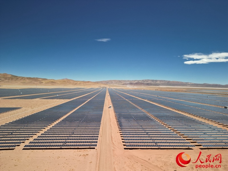 高查瑞光伏電站次第排開(kāi)的光伏板（局部）。人民網(wǎng)記者 張若涵攝
