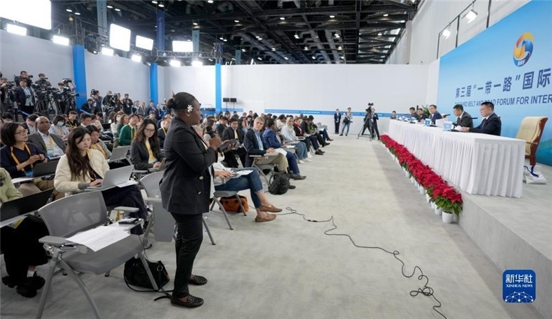 10月16日，第三屆“一帶一路”國際合作高峰論壇新聞中心在北京國家會(huì)議中心舉行首場(chǎng)吹風(fēng)會(huì)，邀請(qǐng)自然資源部國際合作司和相關(guān)單位負(fù)責(zé)人介紹有關(guān)情況，并回答記者提問。新華社記者 王毓國攝