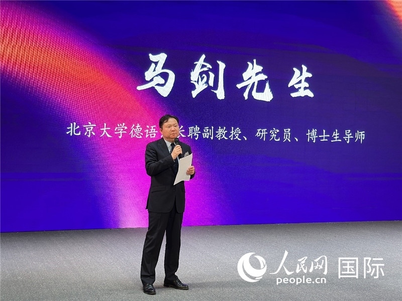 北京大學德語系長聘副教授馬劍點評學生表現(xiàn)。（攝影：張麗鷗）