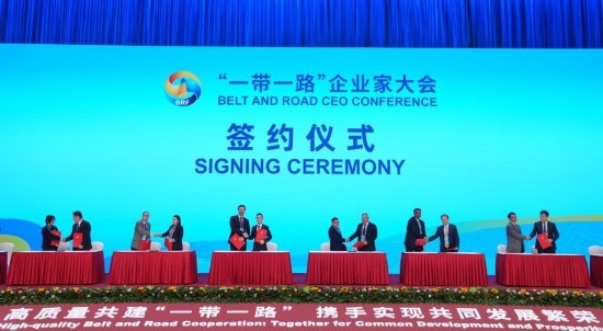 這是10月17日拍攝的簽約儀式現(xiàn)場(chǎng)。當(dāng)日，“一帶一路”企業(yè)家大會(huì)在北京召開。（新華社記者王毓國(guó)攝）